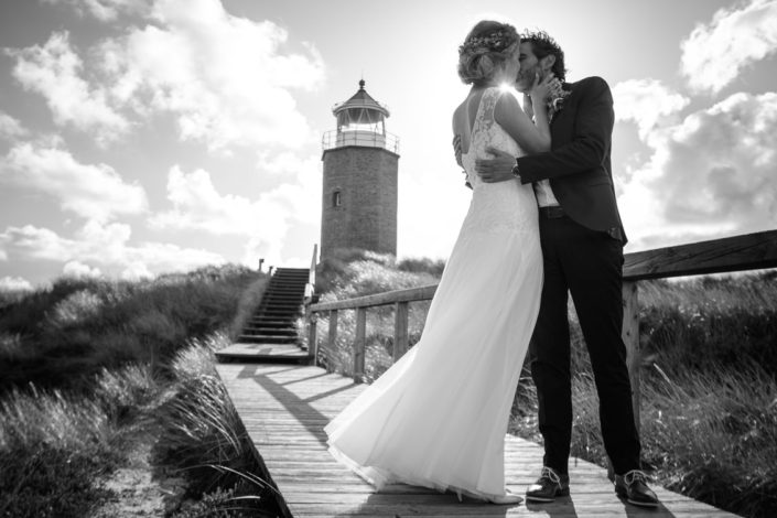 Hochzeitsfoto mit Leuchtturm auf Sylt