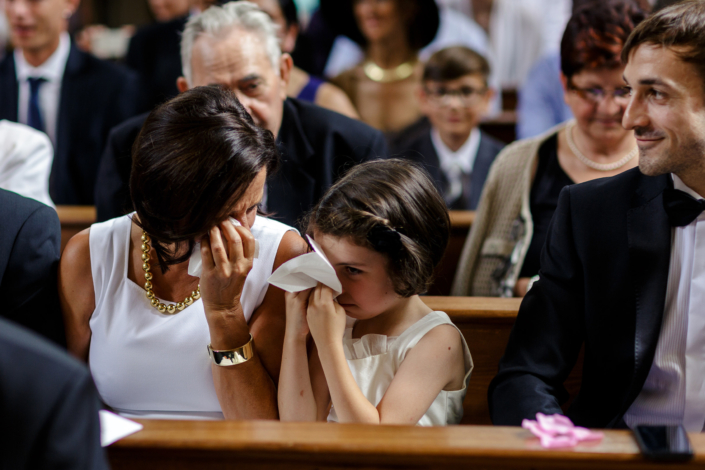 Entdecke die emotionale Schönheit eines vor Rührung weinenden Kindes in einer Kirche auf diesem fesselnden Foto. Tauche ein in den Ausdruck von kindlicher Unschuld und echten Gefühlen. Erfahre, wie ein einziger Moment in einer besonderen Umgebung uns tief berühren kann. Lass dich von diesem außergewöhnlichen Bild inspirieren und spüre die Magie, die in solchen einzigartigen Momenten steckt. Betrachte dieses berührende Foto und lass dich von der Kraft der Emotionen verzaubern.